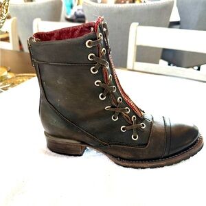 FREEBIRD BY STEVEN - Liverpool Black With Red Zipper Combat Boots Size 8)